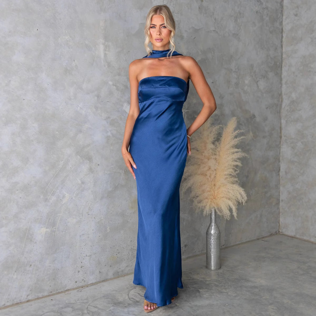 Kvinnors Elegant Kvällsklänning med Off-Shoulder Design och Glittrande Siden-Eva Jonsson