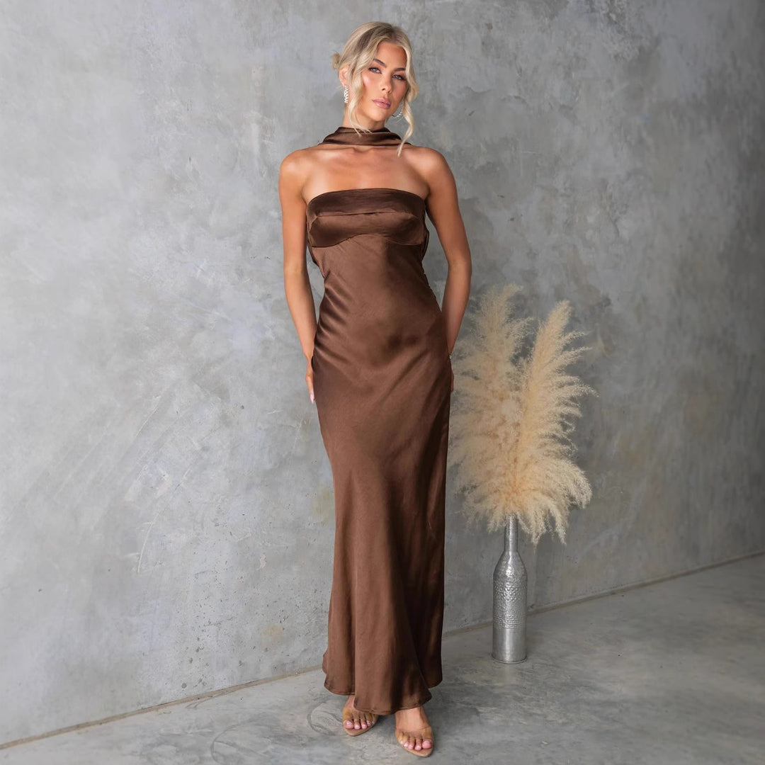 Kvinnors Elegant Kvällsklänning med Off-Shoulder Design och Glittrande Siden-Eva Jonsson