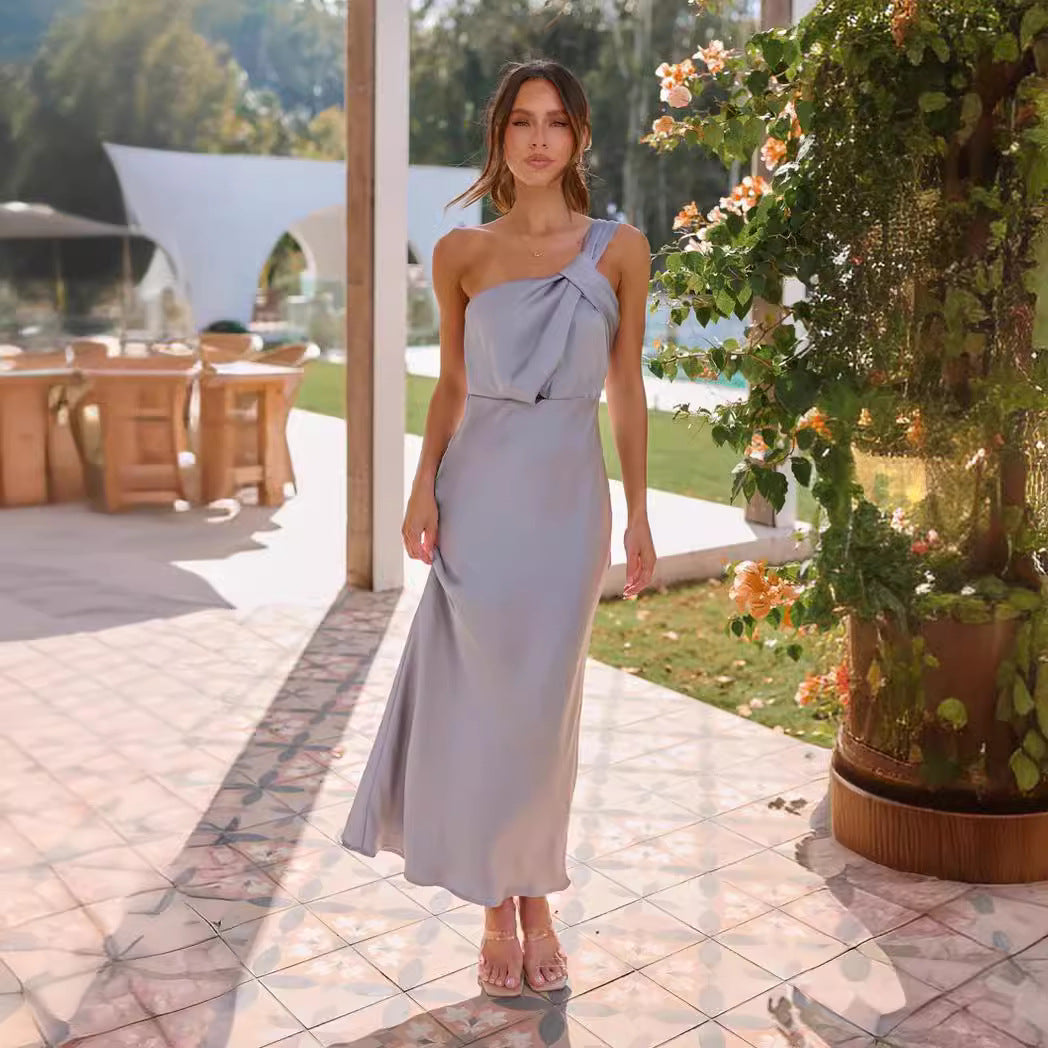 Kvinnors Elegant Lång Klänning med Asymmetrisk Rem och Stilig Draperat Detalj Mirla-Eva Jonsson
