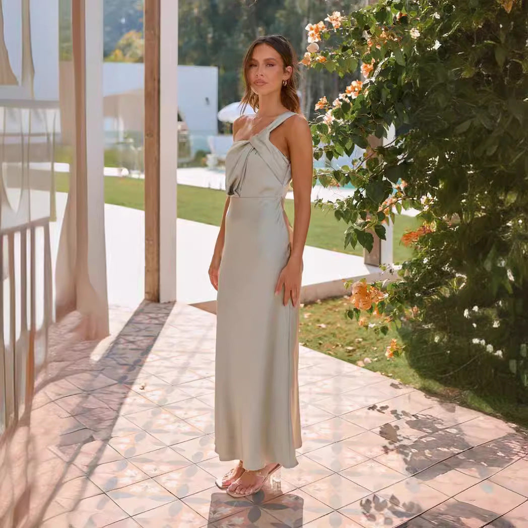 Kvinnors Elegant Lång Klänning med Asymmetrisk Rem och Stilig Draperat Detalj Mirla-Eva Jonsson