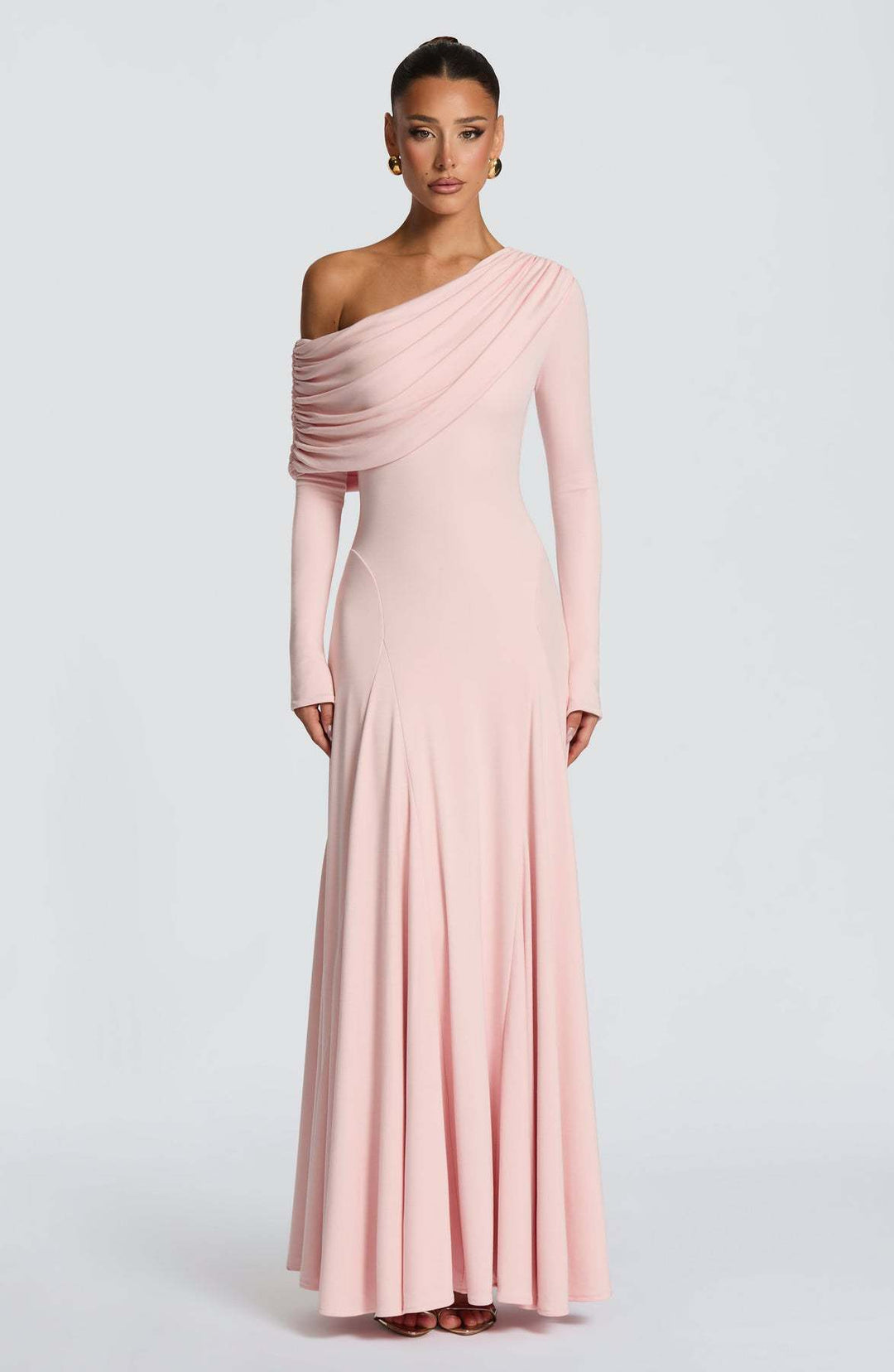Kvinnors Elegant Långärmad Maxi Klänning med Asymmetrisk Drapering Detalj-Eva Jonsson