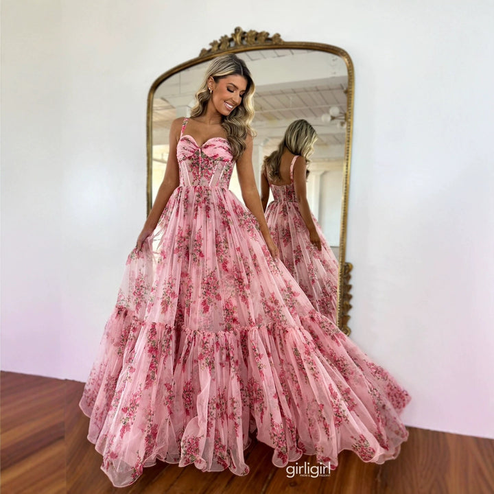Kvinnors Elegant Maxi Klänning med Blommig Volang Detaljer och Skräddarsydd Silhuett-Eva Jonsson