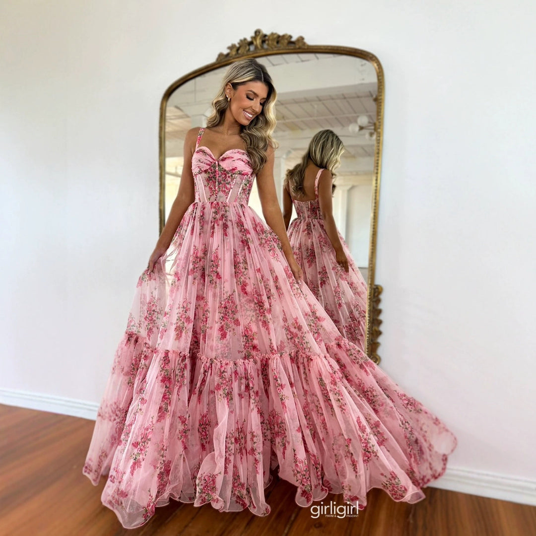 Kvinnors Elegant Maxi Klänning med Blommig Volang Detaljer och Skräddarsydd Silhuett-Eva Jonsson