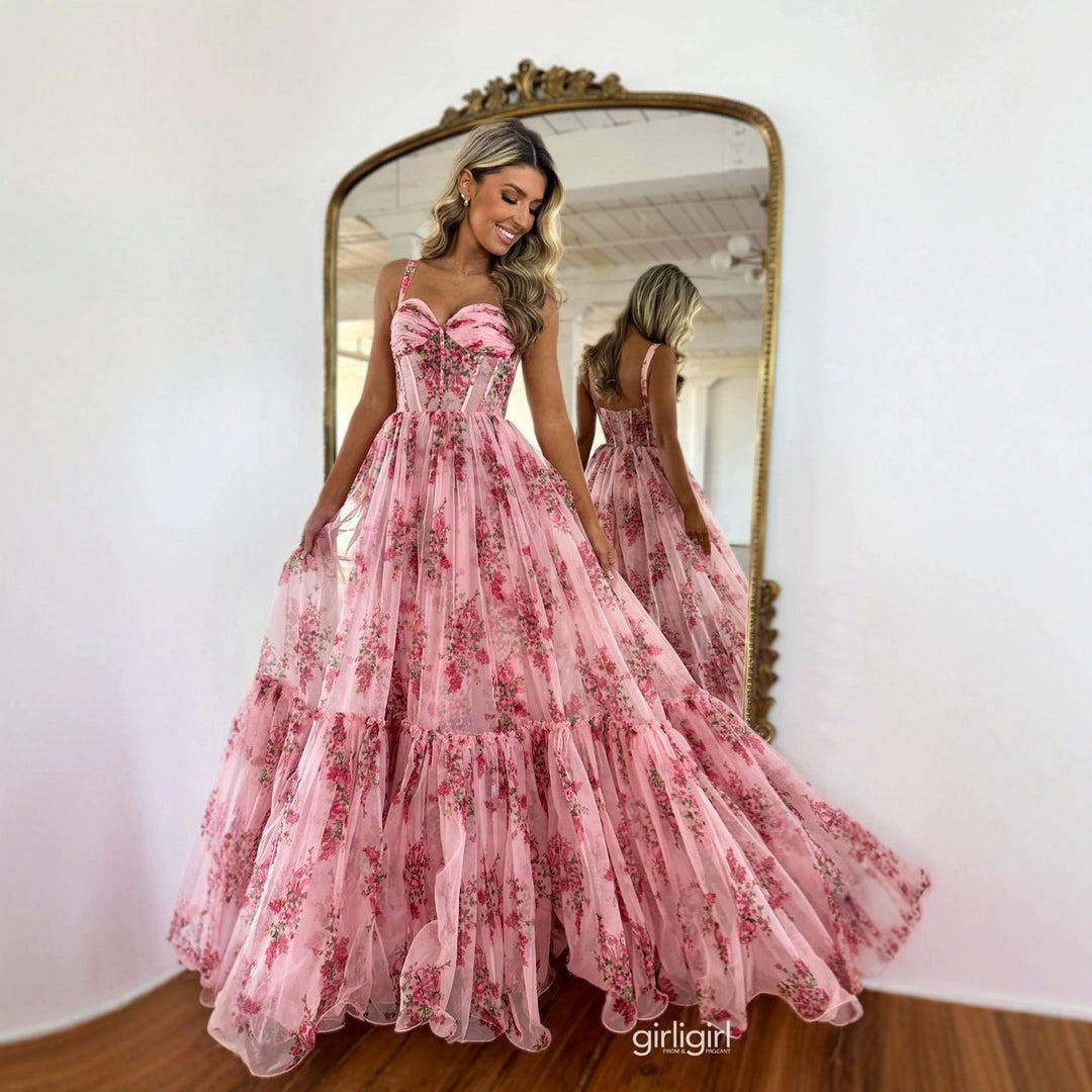 Kvinnors Elegant Maxi Klänning med Blommig Volang Detaljer och Skräddarsydd Silhuett-Eva Jonsson
