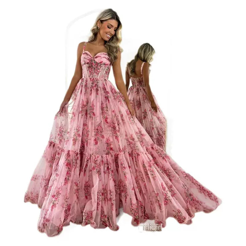 Kvinnors Elegant Maxi Klänning med Blommig Volang Detaljer och Skräddarsydd Silhuett-Eva Jonsson