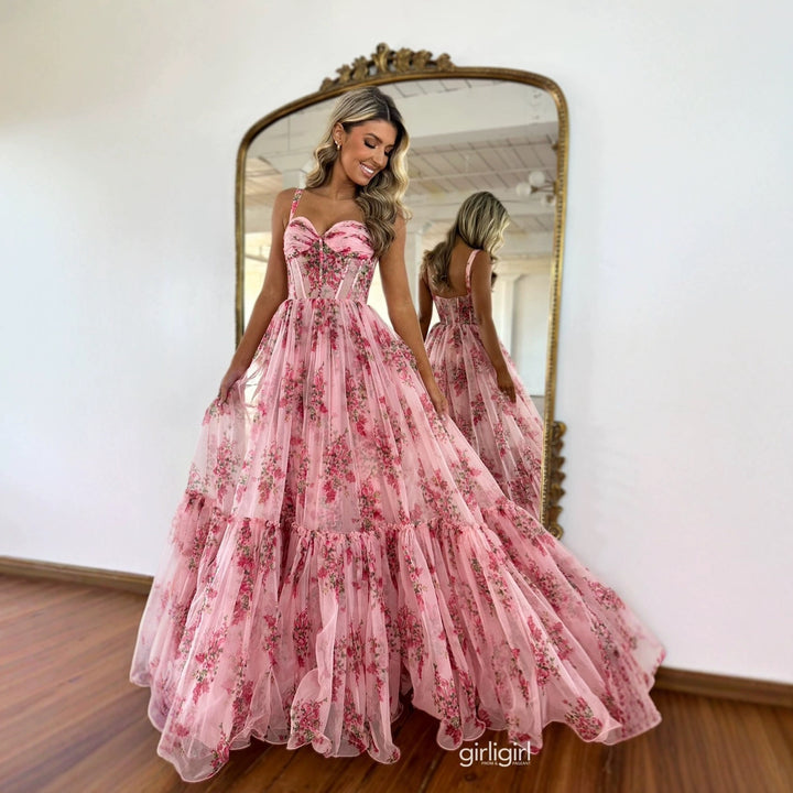 Kvinnors Elegant Maxi Klänning med Blommig Volang Detaljer och Skräddarsydd Silhuett-Eva Jonsson
