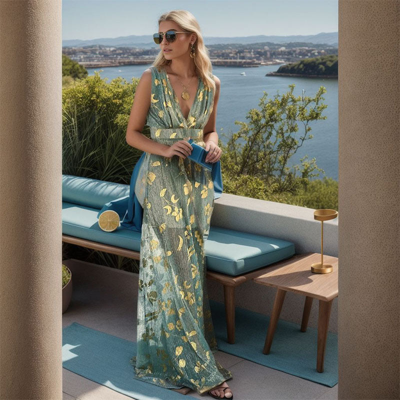 Kvinnors Elegant Maxi Klänning med Delikat Guld Mönster och V-hals-Eva Jonsson