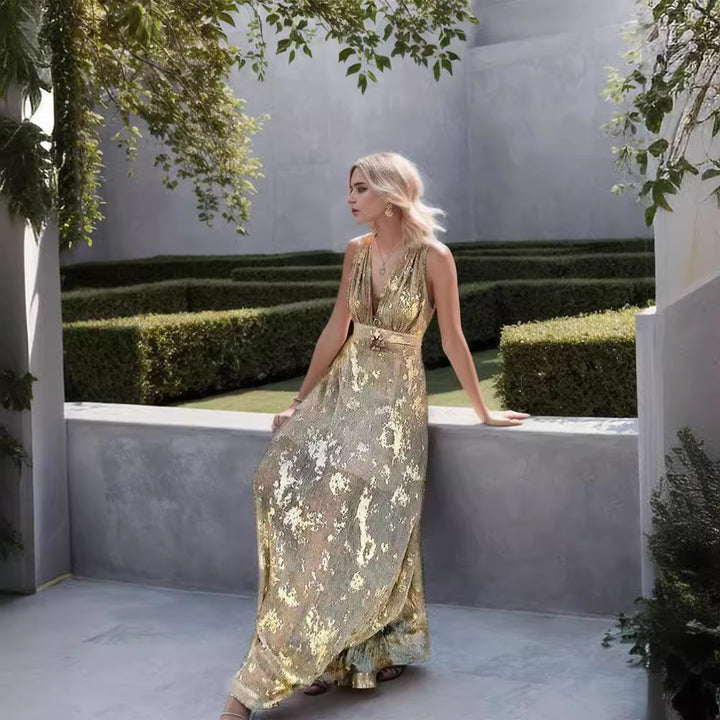Kvinnors Elegant Maxi Klänning med Delikat Guld Mönster och V-hals-Eva Jonsson
