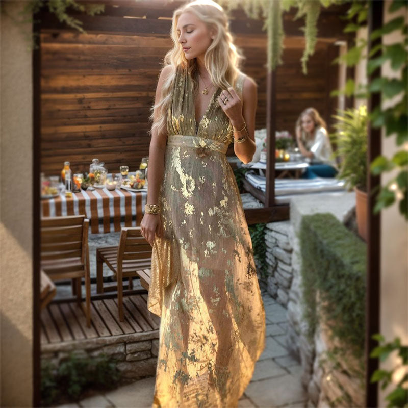 Kvinnors Elegant Maxi Klänning med Delikat Guld Mönster och V-hals-Eva Jonsson