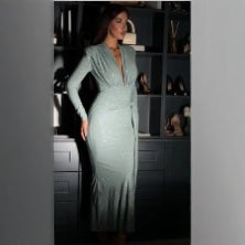 Kvinnors Elegant Maxi Klänning med Djup V-Hals och Figursydd Silhuett Mirla-Eva Jonsson