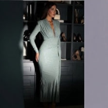 Kvinnors Elegant Maxi Klänning med Djup V-Hals och Figursydd Silhuett Mirla-Eva Jonsson