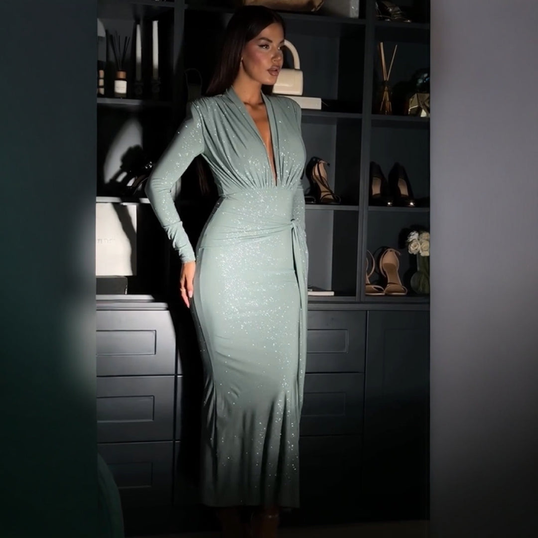 Kvinnors Elegant Maxi Klänning med Djup V-Hals och Figursydd Silhuett Mirla-Eva Jonsson