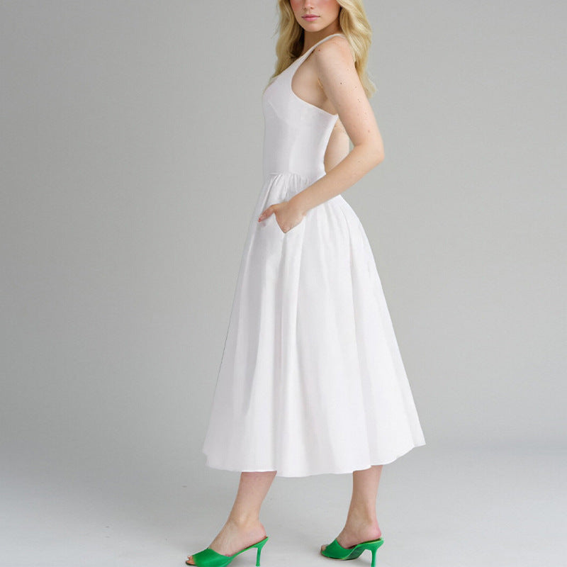 Kvinnors Elegant Maxi Klänning med Djup V-Hals och Flödande Kjol Mirla-Eva Jonsson