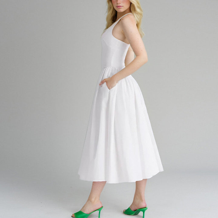 Kvinnors Elegant Maxi Klänning med Djup V-Hals och Flödande Kjol Mirla-Eva Jonsson