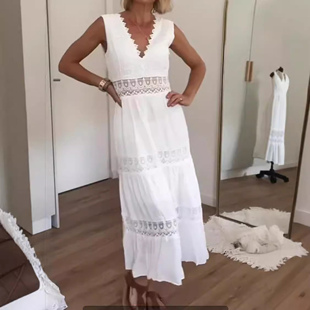Kvinnors Elegant Maxi Klänning med Djup V-Hals och Lekfulla Virkade Applikationer-Eva Jonsson