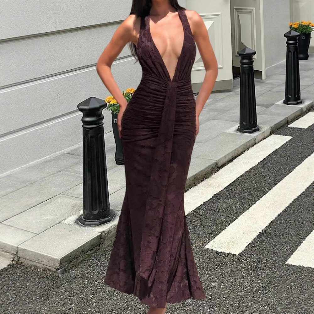 Kvinnors Elegant Maxi Klänning med Djup V-Hals och Rynkad Design-Eva Jonsson