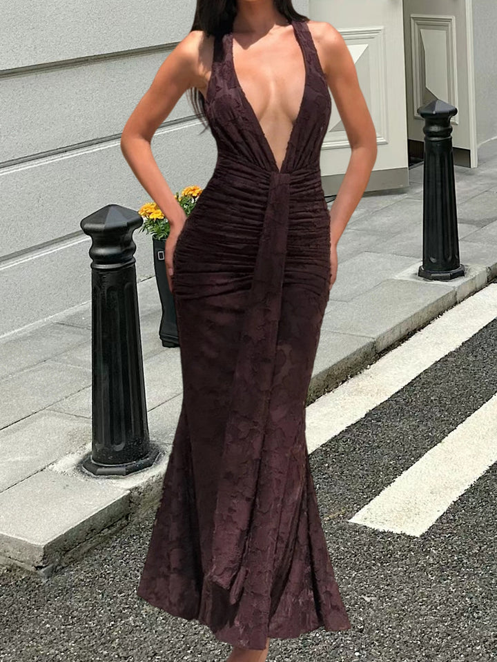 Kvinnors Elegant Maxi Klänning med Djup V-Hals och Rynkad Design-Eva Jonsson