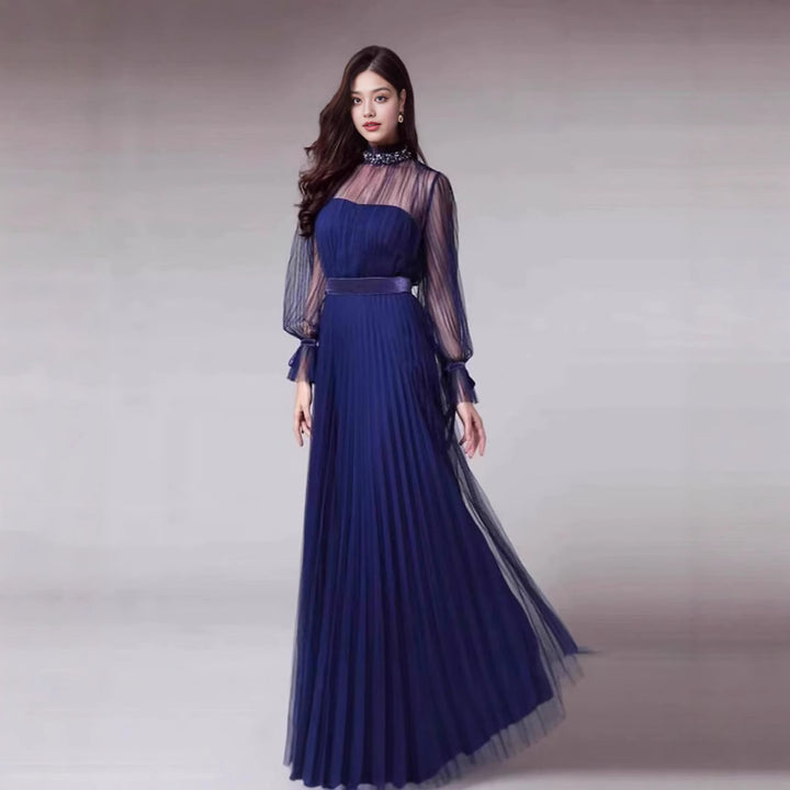 Kvinnors Elegant Maxi Klänning med Glittrande Chiffon och Lekfulla Volang Detaljer-Eva Jonsson