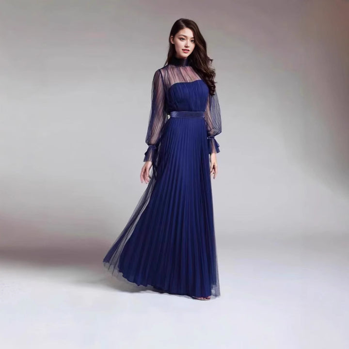 Kvinnors Elegant Maxi Klänning med Glittrande Chiffon och Lekfulla Volang Detaljer-Eva Jonsson