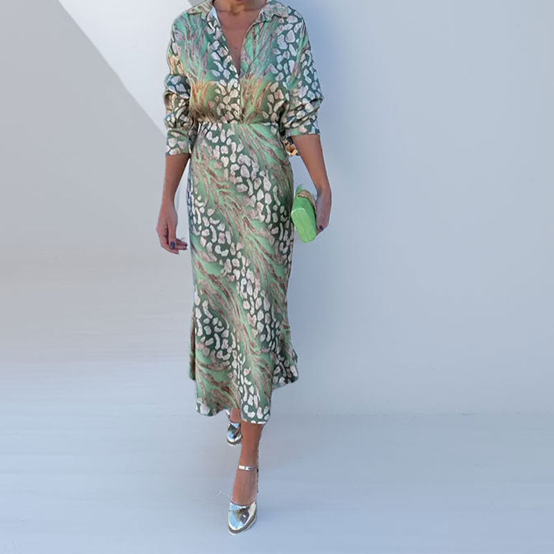 Kvinnors Elegant Maxi Klänning med Glittrande Mönster och Rynkor Mirla-Eva Jonsson