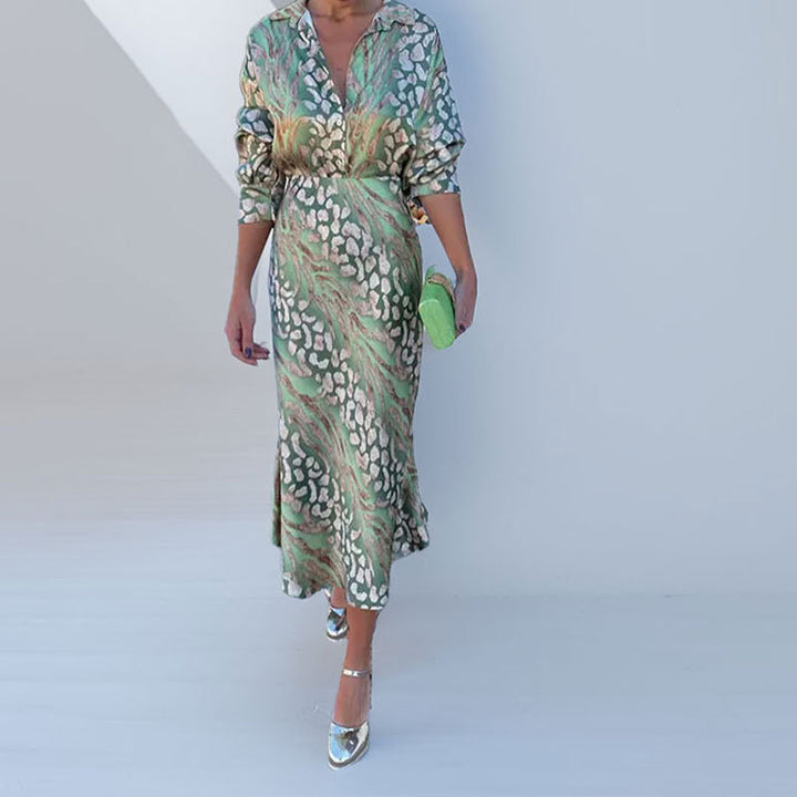 Kvinnors Elegant Maxi Klänning med Glittrande Mönster och Rynkor Mirla-Eva Jonsson