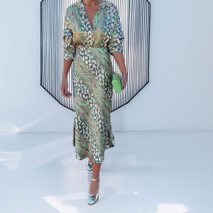 Kvinnors Elegant Maxi Klänning med Glittrande Mönster och Rynkor Mirla-Eva Jonsson