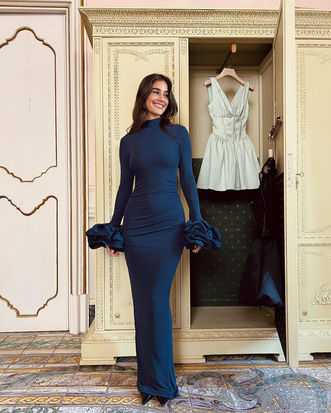 Kvinnors Elegant Maxi Klänning med Hög Halskrage och Voluminösa Volangärmar-Eva Jonsson