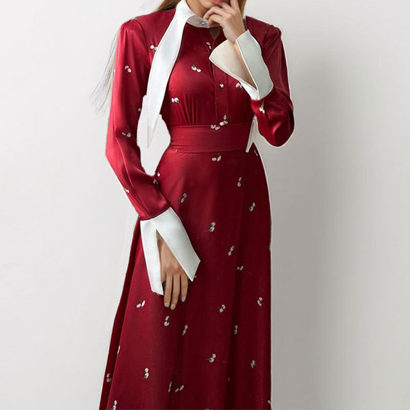 Kvinnors Elegant Maxi Klänning med Konstnärlig Drapering och Långa Ärmar Mirla-Eva Jonsson