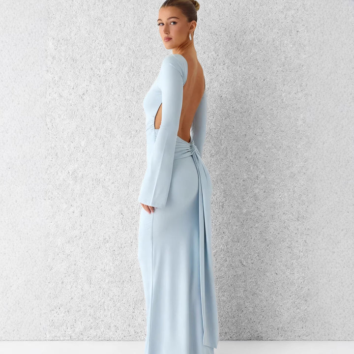 Kvinnors Elegant Maxi Klänning med Långa Ärmar och Flödande Kjol Mirla-Eva Jonsson