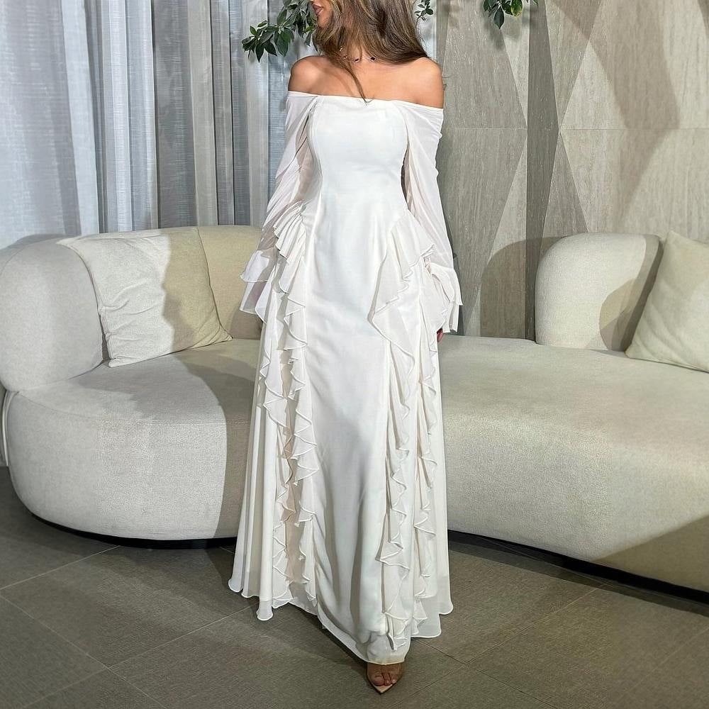 Kvinnors Elegant Maxi Klänning med Off-Shoulder Ärmar och Volangdetaljer Mirla-Eva Jonsson