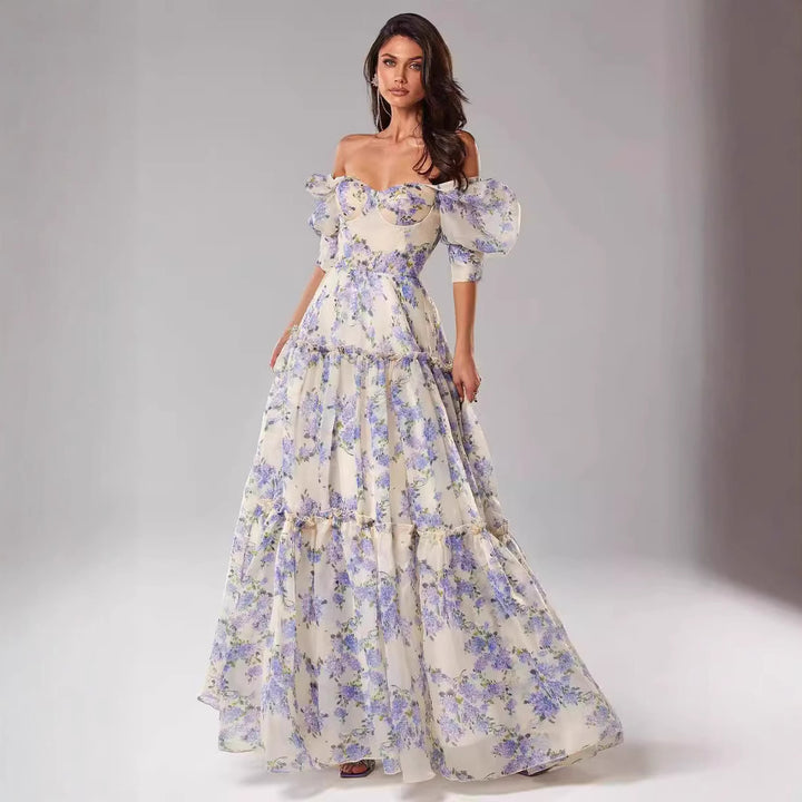 Kvinnors Elegant Maxi Klänning med Off-the-Shoulder Volangärmar och Blommiga Accenter-Eva Jonsson