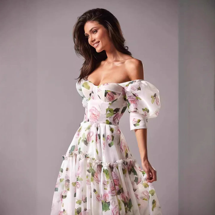 Kvinnors Elegant Maxi Klänning med Off-the-Shoulder Volangärmar och Blommiga Accenter-Eva Jonsson