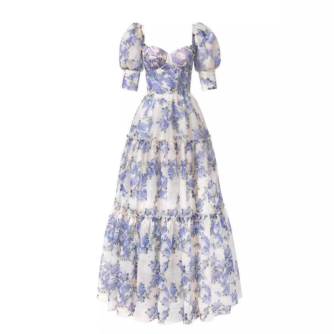 Kvinnors Elegant Maxi Klänning med Off-the-Shoulder Volangärmar och Blommiga Accenter-Eva Jonsson