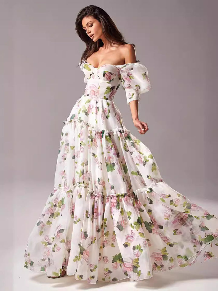 Kvinnors Elegant Maxi Klänning med Off-the-Shoulder Volangärmar och Blommiga Accenter-Eva Jonsson