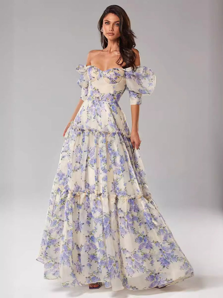 Kvinnors Elegant Maxi Klänning med Off-the-Shoulder Volangärmar och Blommiga Accenter-Eva Jonsson