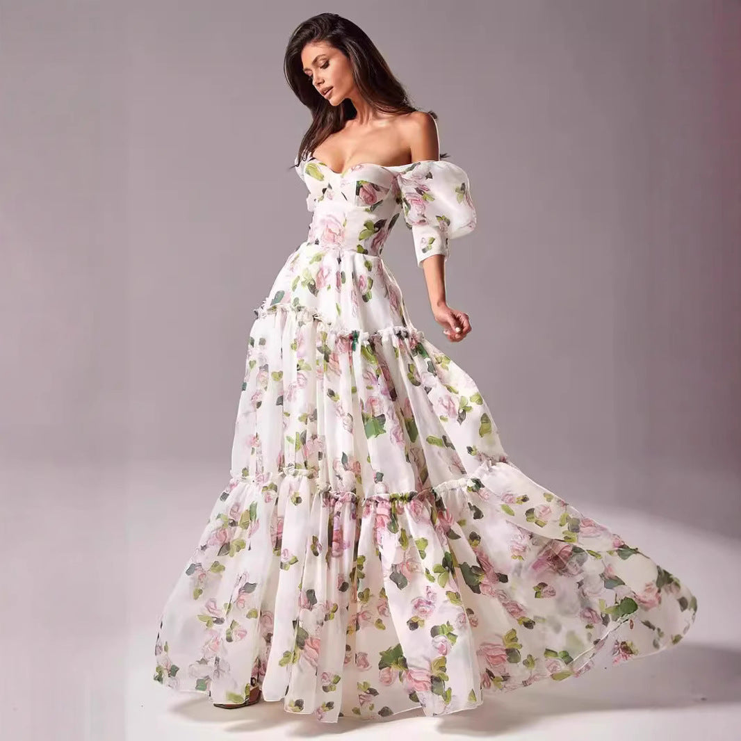 Kvinnors Elegant Maxi Klänning med Off-the-Shoulder Volangärmar och Blommiga Accenter-Eva Jonsson