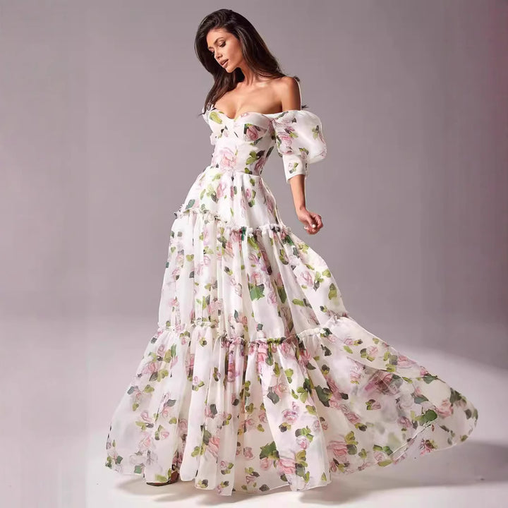 Kvinnors Elegant Maxi Klänning med Off-the-Shoulder Volangärmar och Blommiga Accenter-Eva Jonsson