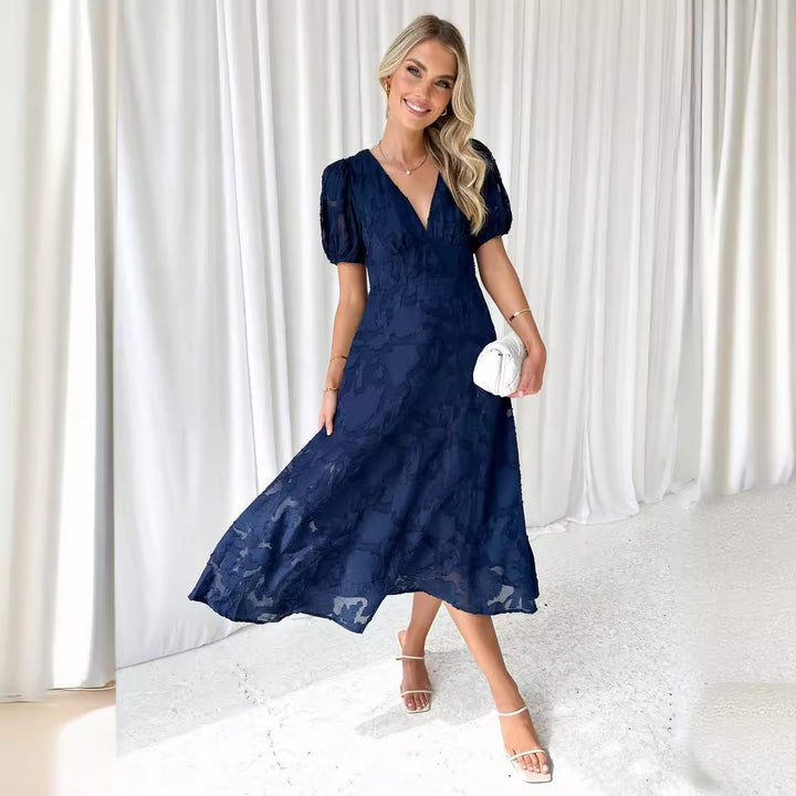 Kvinnors Elegant Maxi Klänning med Rynkade Ärmar och Blommig Struktur Mirla-Eva Jonsson