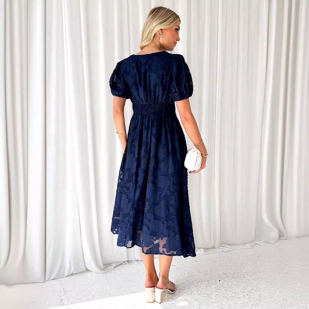 Kvinnors Elegant Maxi Klänning med Rynkade Ärmar och Blommig Struktur Mirla-Eva Jonsson