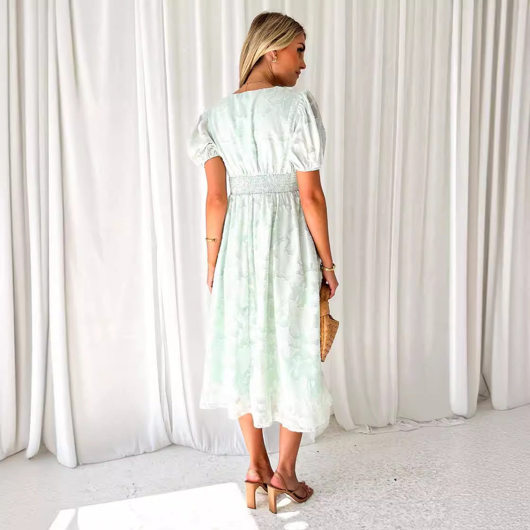 Kvinnors Elegant Maxi Klänning med Rynkade Ärmar och Blommig Struktur Mirla-Eva Jonsson