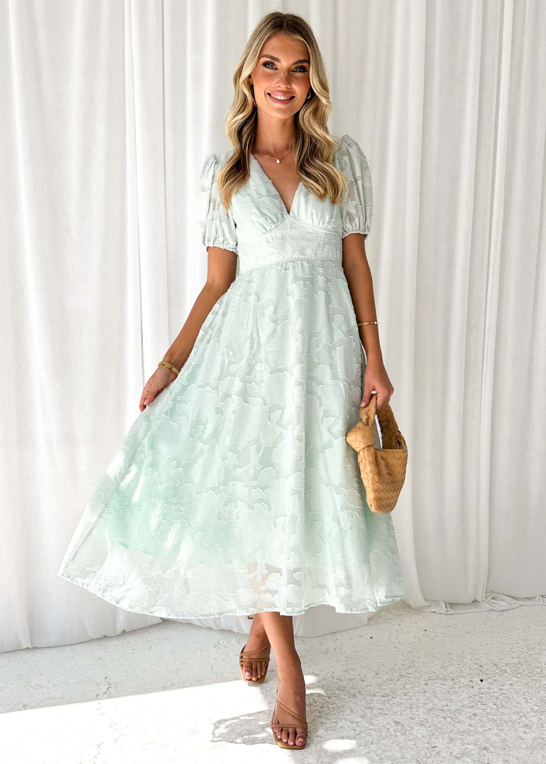 Kvinnors Elegant Maxi Klänning med Rynkade Ärmar och Blommig Struktur Mirla-Eva Jonsson