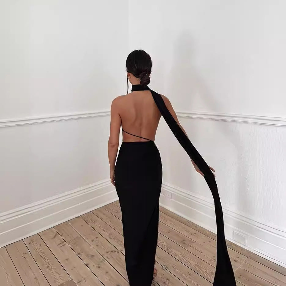 Kvinnors Elegant Maxi Klänning med Spännande Sprund och Sensuell Halterneck Mirla-Eva Jonsson