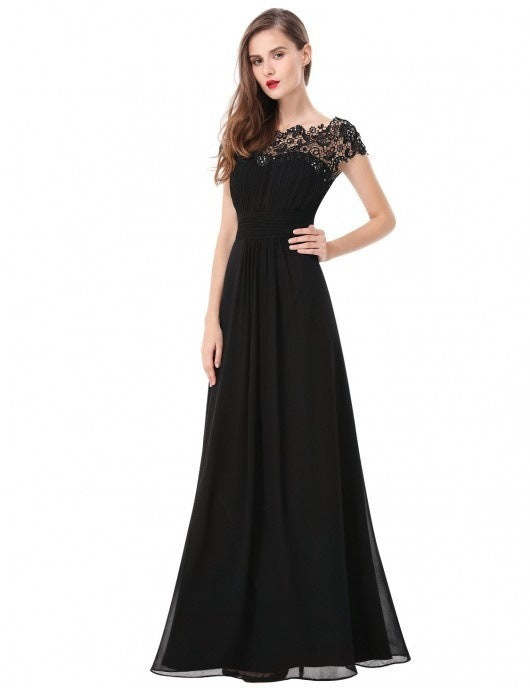 Kvinnors Elegant Maxi Klänning med Spets Topp och Flödande Kjol-Eva Jonsson