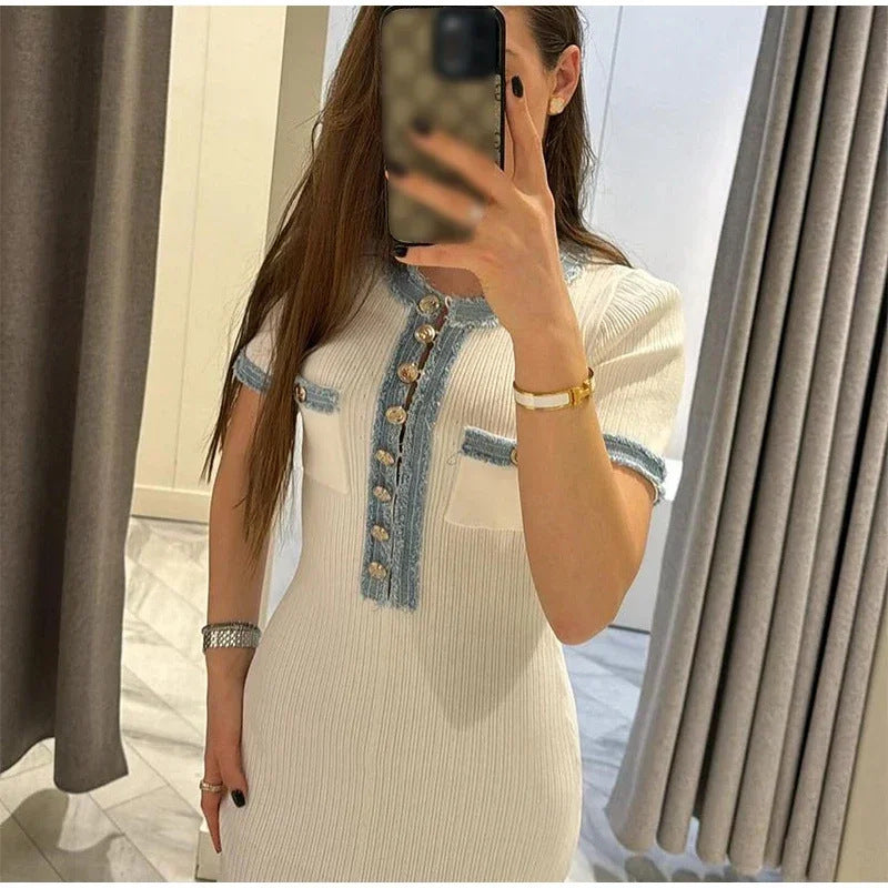 Kvinnors Elegant Maxi Klänning med Texturerad Tyg och Dekorativa Knappar Mirla-Eva Jonsson