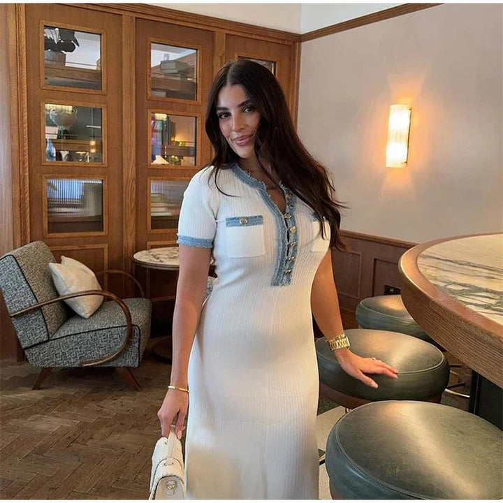 Kvinnors Elegant Maxi Klänning med Texturerad Tyg och Dekorativa Knappar Mirla-Eva Jonsson