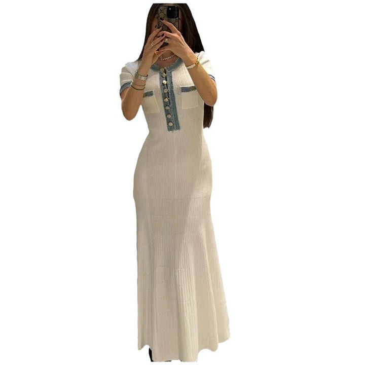 Kvinnors Elegant Maxi Klänning med Texturerad Tyg och Dekorativa Knappar Mirla-Eva Jonsson