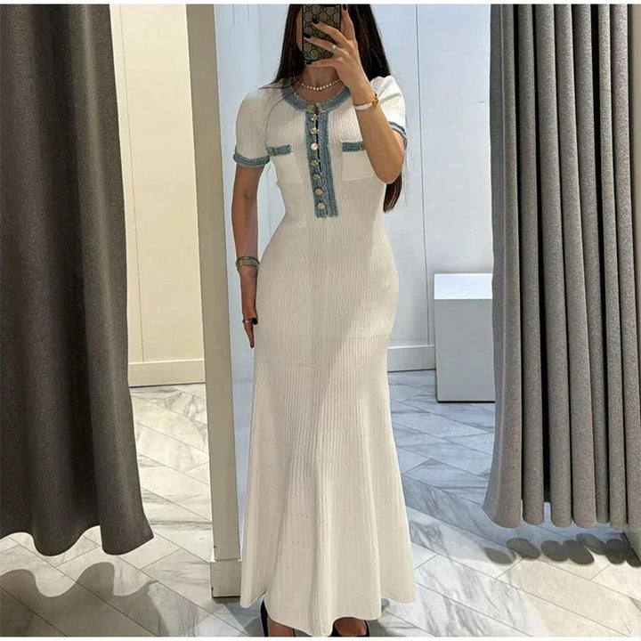 Kvinnors Elegant Maxi Klänning med Texturerad Tyg och Dekorativa Knappar Mirla-Eva Jonsson