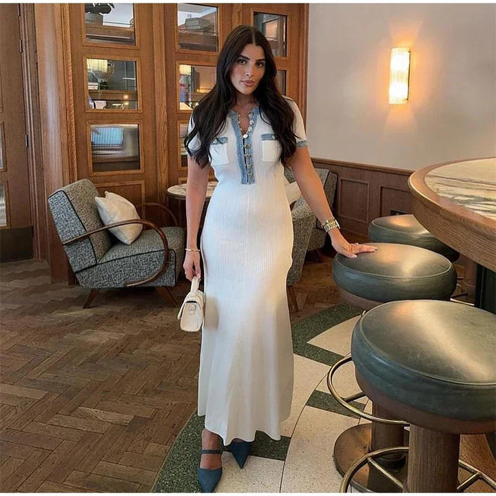 Kvinnors Elegant Maxi Klänning med Texturerad Tyg och Dekorativa Knappar Mirla-Eva Jonsson