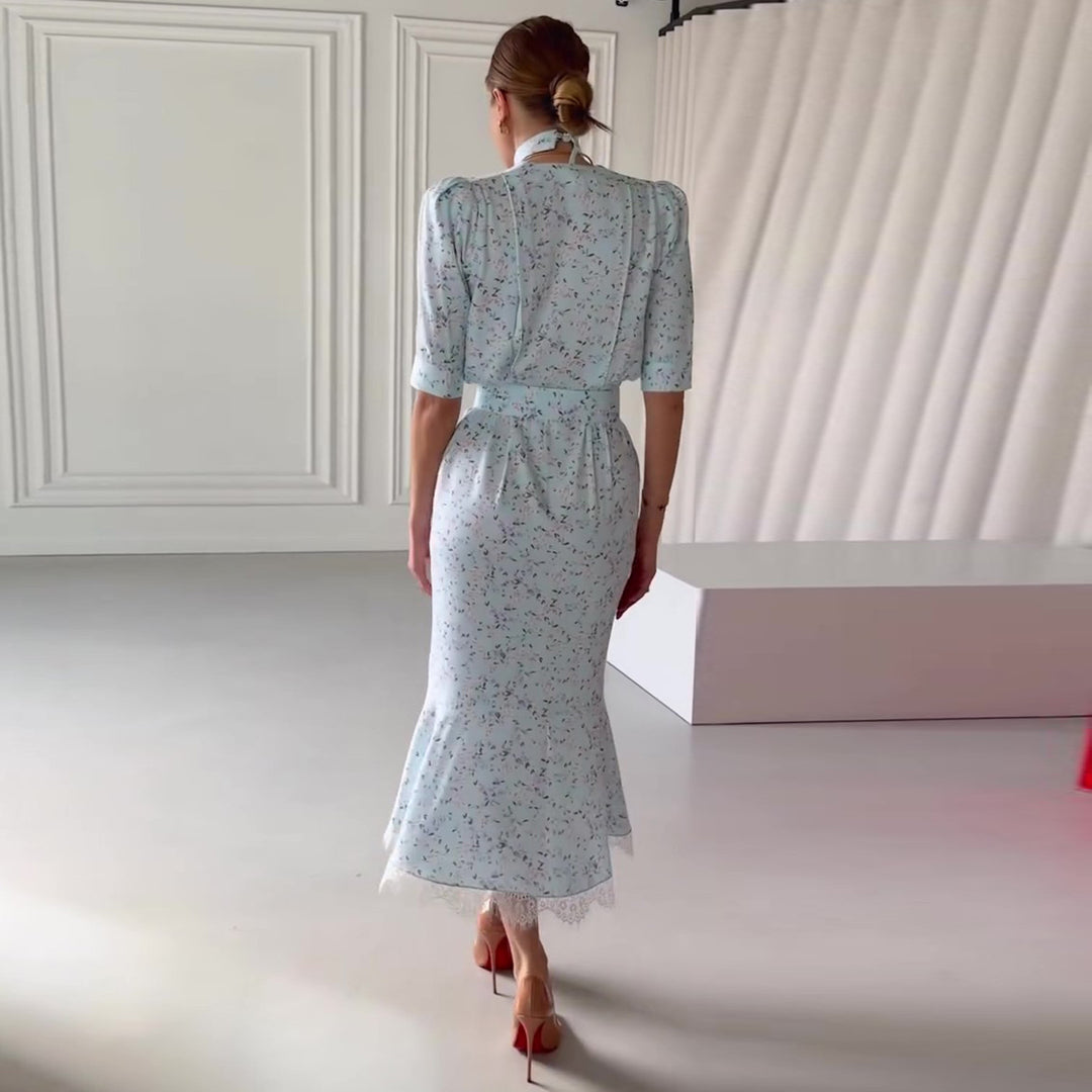Kvinnors Elegant Midi Klänning med Glittrande Chiffon och Djup V-Hals-Eva Jonsson