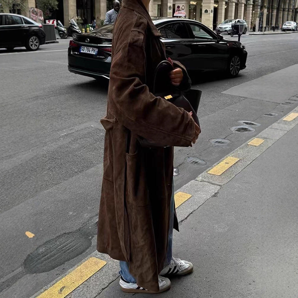 Kvinnors Elegant Mocka Trench Coat med Praktiska Fickor och Midjebälte Mirla-Eva Jonsson